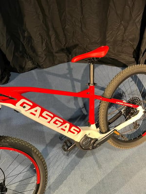 Ein rotes GASGAS Mountain-Elektrofahrrad mit Logo auf dem Rahmen. Ein rotes GASGAS Mountain-Elektrofahrrad mit Logo auf dem Rahmen.