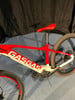 Ein rotes GASGAS Mountain-Elektrofahrrad mit Logo auf dem Rahmen.