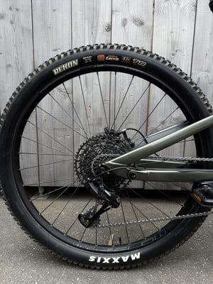 Hinterrad eines Mountainbikes mit Maxxis Rekon Reifen und SRAM Kassette. Hinterrad eines Mountainbikes mit Maxxis Rekon Reifen und SRAM Kassette.