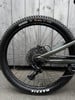 Hinterrad eines Mountainbikes mit Maxxis Rekon Reifen und SRAM Kassette.