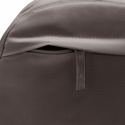 Detail eines grauen Stoffes mit sichtbarem Reißverschluss und Schlaufe. Detail eines grauen Stoffes mit sichtbarem Reißverschluss und Schlaufe.