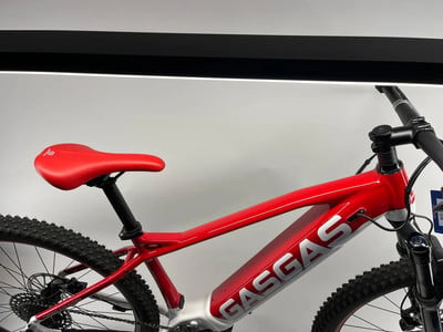 Ein rotes GASGAS E-Mountainbike mit weißem Rahmenunterteil. Ein rotes GASGAS E-Mountainbike mit weißem Rahmenunterteil.
