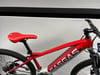 Ein rotes GASGAS E-Mountainbike mit weißem Rahmenunterteil.