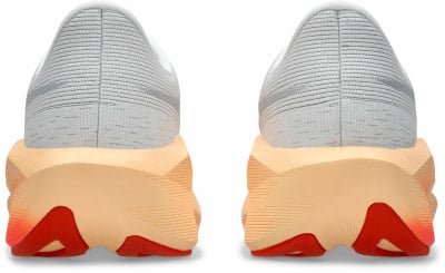 Rückansicht eines Paares Laufschuhe mit grauem Obermaterial und orangefarbener Sohle. Rückansicht eines Paares Laufschuhe mit grauem Obermaterial und orangefarbener Sohle.