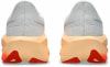 Rückansicht eines Paares Laufschuhe mit grauem Obermaterial und orangefarbener Sohle.