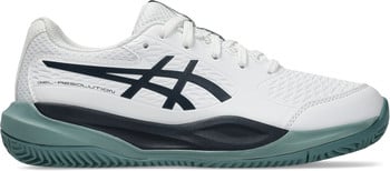 Weiße Tennisschuhe mit dunkelblauen Streifen und türkiser Sohle.