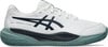 Weiße Tennisschuhe mit dunkelblauen Streifen und türkiser Sohle.