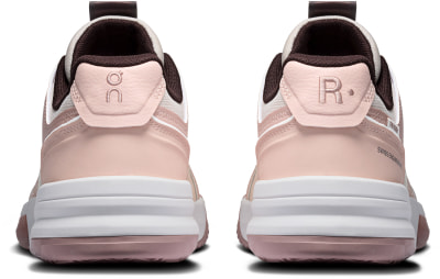 Rückansicht von rosa Turnschuhen mit weißer und brauner Sohle.