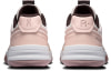 Rückansicht von rosa Turnschuhen mit weißer und brauner Sohle.