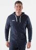 Ein Mann in einem dunkelblauen Kapuzenpullover mit weißen Kordeln und JAKO-Logo auf der Brust.