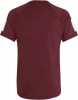 Rückansicht eines dunkelroten T-Shirts mit weißen Streifen an den Ärmeln.