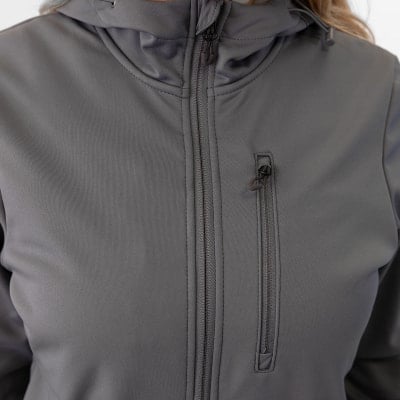 Detail einer Jacke mit Reißverschluss und Brusttasche. Detail einer Jacke mit Reißverschluss und Brusttasche.