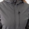 Detail einer Jacke mit Reißverschluss und Brusttasche.