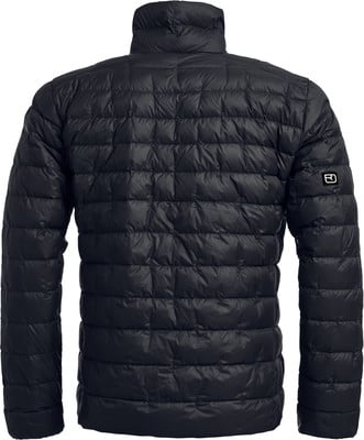 Schwarze gesteppte Jacke mit hohem Kragen und Logo auf dem Ärmel.