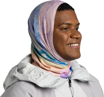 Mann mit buntem Kopftuch und grauer Jacke. Mann mit buntem Kopftuch und grauer Jacke.
