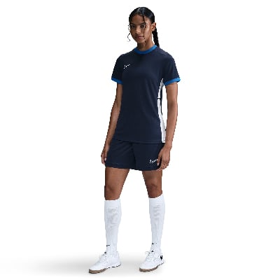 Model in dunkelblauem Fußball-Outfit mit weißen Streifen. Model in dunkelblauem Fußball-Outfit mit weißen Streifen.