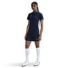 Model in dunkelblauem Fußball-Outfit mit weißen Streifen.