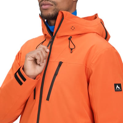 Mann in orangefarbener Jacke mit schwarzen Details und Logo. Mann in orangefarbener Jacke mit schwarzen Details und Logo.