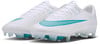 Weiße Fußballschuhe mit türkisfarbenen Akzenten und Nike-Logo.