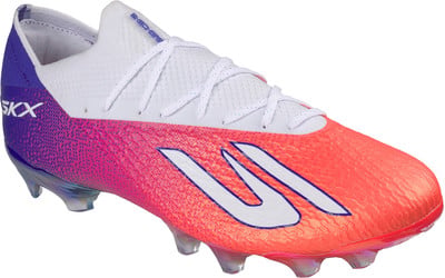 Fußballschuh mit Farbverlauf von Lila zu Orange und weißen Schnürsenkeln. Fußballschuh mit Farbverlauf von Lila zu Orange und weißen Schnürsenkeln.