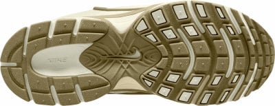 Pohľad na podrážku béžovej tenisky Nike s logom a vzorom. Pohľad na podrážku béžovej tenisky Nike s logom a vzorom.