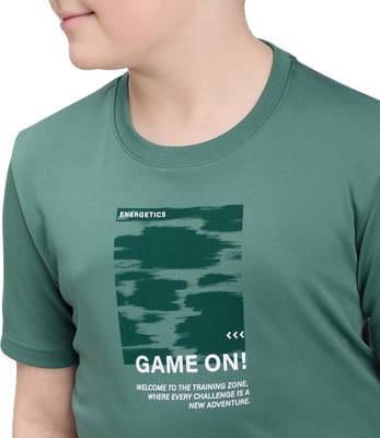 Zöld póló nyomtatással és a 'GAME ON!' felirattal. Zöld póló nyomtatással és a 'GAME ON!' felirattal.