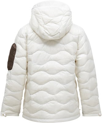 Rückansicht einer weißen Daunenjacke mit Kapuze und braunem Detail.