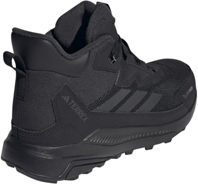 Fekete Adidas Terrex bokacsizmák Climawarm technológiával. Fekete Adidas Terrex bokacsizmák Climawarm technológiával.