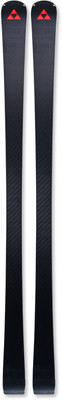 Schwarze Skier mit rotem Fischer-Logo oben. Schwarze Skier mit rotem Fischer-Logo oben.