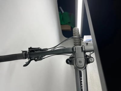 Detail eines Mountainbike-Lenkers mit Bremshebel und Griffen. Detail eines Mountainbike-Lenkers mit Bremshebel und Griffen.