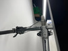 Detail eines Mountainbike-Lenkers mit Bremshebel und Griffen.
