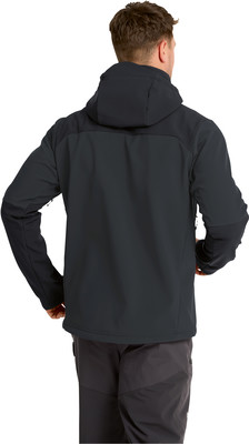 Ein Mann in einer dunklen Kapuzenjacke und Hose, von hinten gezeigt. Ein Mann in einer dunklen Kapuzenjacke und Hose, von hinten gezeigt.