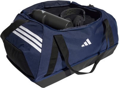 Dunkelblaue Adidas Sporttasche mit weißen Streifen und Logo. Dunkelblaue Adidas Sporttasche mit weißen Streifen und Logo.