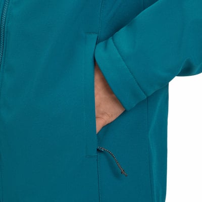 Hand in der Tasche einer blaugrünen Jacke mit schwarz-weißer Kordel.