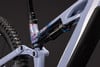 Detail des Hinterbaus eines Mountainbikes mit Fox-Dämpfer und gemustertem Rahmen.