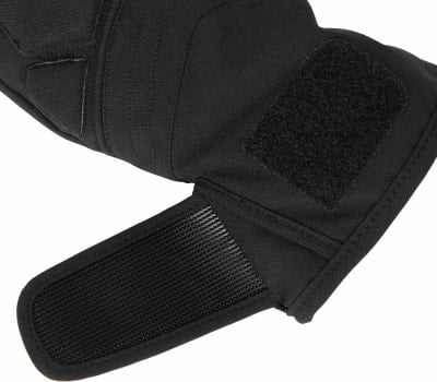 Detail eines schwarzen Handschuhs mit Klettverschluss und texturierter Oberfläche.