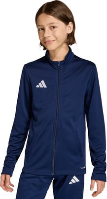 Junge in dunkelblauem Trainingsanzug-Oberteil mit weißem Adidas-Logo.