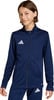 Junge in dunkelblauem Trainingsanzug-Oberteil mit weißem Adidas-Logo.