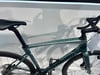 Grünes Specialized Rennrad mit tropfenförmigem Rahmen und schwarzem Sattel.