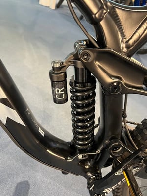 Stoßdämpfer mit Feder an einem schwarzen Mountainbike. Stoßdämpfer mit Feder an einem schwarzen Mountainbike.