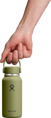 Eine Hand hält eine grüne Hydro Flask Flasche am Griff. Eine Hand hält eine grüne Hydro Flask Flasche am Griff.