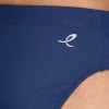 Detail dunkelblauer Kleidung mit weißem Logo in Form eines 'e'.