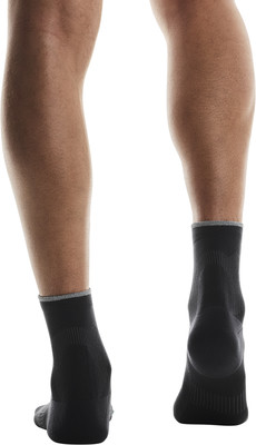 Rückansicht von Waden und Knöcheln eines Mannes in schwarzen Socken. Rückansicht von Waden und Knöcheln eines Mannes in schwarzen Socken.