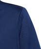 Detail eines dunkelblauen T-Shirts mit perforiertem Ärmel.