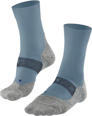 Zwei blaue Sportsocken mit grauem Absatz und schwarzem Streifenmuster. Zwei blaue Sportsocken mit grauem Absatz und schwarzem Streifenmuster.