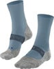 Zwei blaue Sportsocken mit grauem Absatz und schwarzem Streifenmuster.