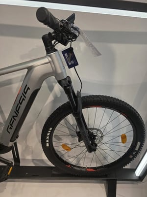 Detail eines Genesis Mountain-E-Bikes mit Federung und Scheibenbremse. Detail eines Genesis Mountain-E-Bikes mit Federung und Scheibenbremse.