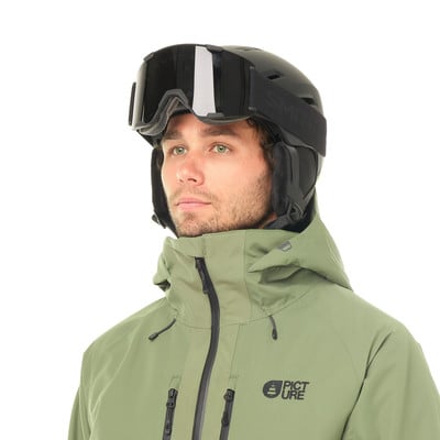 Ein Mann in einem Skhelm und einer grünen Jacke mit Skibrille auf weißem Hintergrund. Ein Mann in einem Skhelm und einer grünen Jacke mit Skibrille auf weißem Hintergrund.