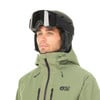 Ein Mann in einem Skhelm und einer grünen Jacke mit Skibrille auf weißem Hintergrund.