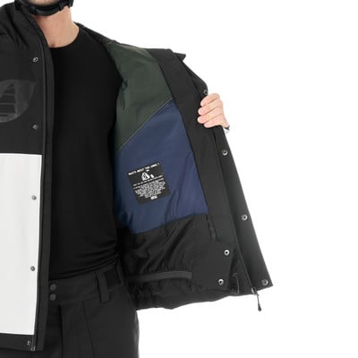 Ein Mann in einer schwarzen Jacke mit weißem Streifen und Innenkragen. Ein Mann in einer schwarzen Jacke mit weißem Streifen und Innenkragen.